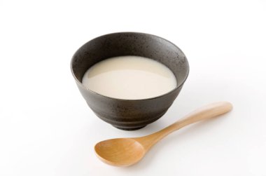 Amazake, mayalanmış pirinçten yapılan geleneksel tatlı, alkolsüz bir Japon içeceği.
