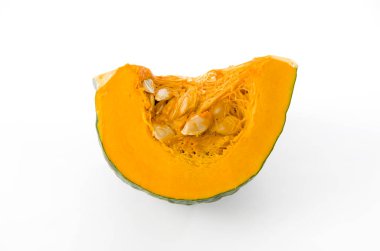 Beyaz arka planda izole edilmiş taze balkabağı (kabocha squash)