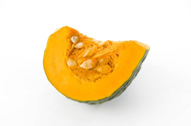 Beyaz arka planda izole edilmiş taze balkabağı (kabocha squash)