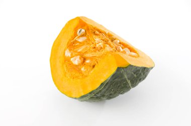 Beyaz arka planda izole edilmiş taze balkabağı (kabocha squash)