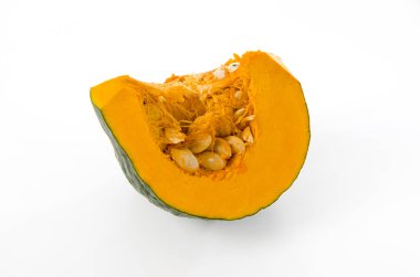 Beyaz arka planda izole edilmiş taze balkabağı (kabocha squash)
