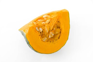 Beyaz arka planda izole edilmiş taze balkabağı (kabocha squash)