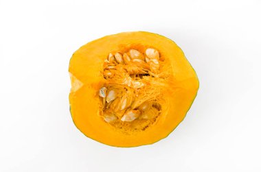 Beyaz arka planda izole edilmiş taze balkabağı (kabocha squash)