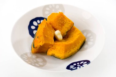 Erimiş tereyağlı haşlanmış balkabağı.