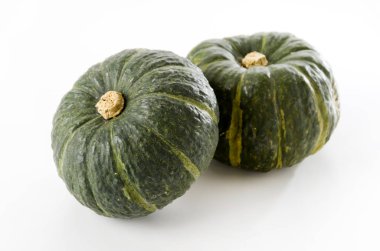 Beyaz arkaplanda Japon yeşil kabağı