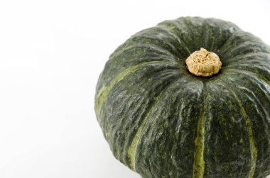 Beyaz arkaplanda Japon yeşil kabağı