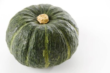 Beyaz arkaplanda Japon yeşil kabağı