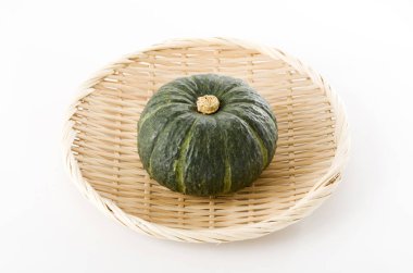 Japon yeşil kabağı beyaz zemin üzerinde bambu süzgeci