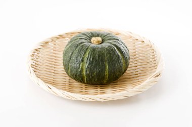 Japon yeşil kabağı beyaz zemin üzerinde bambu süzgeci