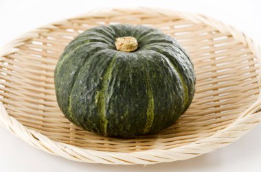 Japon yeşil kabağı beyaz zemin üzerinde bambu süzgeci