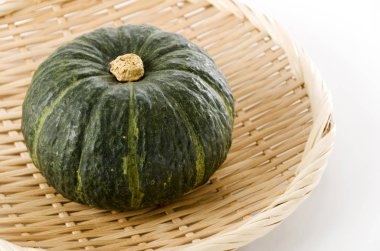 Japon yeşil kabağı beyaz zemin üzerinde bambu süzgeci