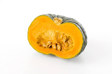 Beyaz arkaplanda yeşil balkabağının yarısı