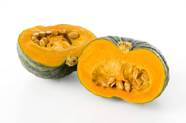 Beyaz arkaplanda yeşil balkabağının yarısı