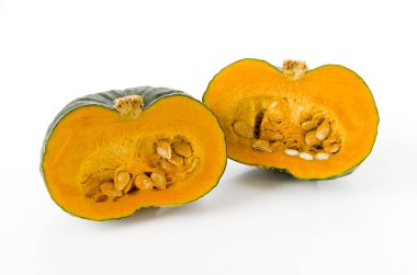 Beyaz arkaplanda yeşil balkabağının yarısı