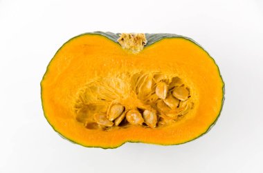 Beyaz arkaplanda yeşil balkabağının yarısı