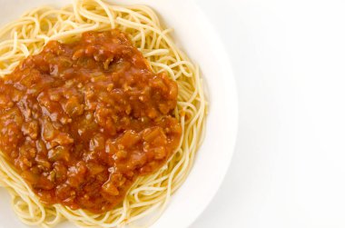 Beyaz arka planda et soslu spagetti.