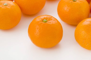 Olgun Citrus unshiu, satsuma, turuncu televizyon beyaz arka planda izole.