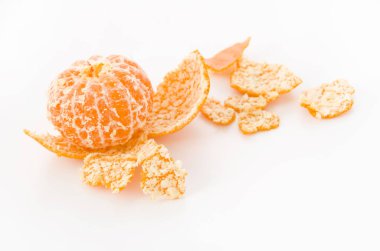 Olgun Citrus unshiu, satsuma, kabuklu televizyon portakalı, beyaz arka planda izole edilmiş.