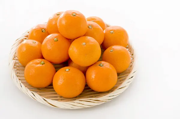 Ripe Citrus Unshiu Satsuma Orange Bamboo Sieve White Background — Stok Foto