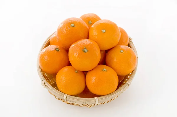 Ripe Citrus Unshiu Satsuma Πορτοκαλί Τηλεόραση Κόσκινο Μπαμπού Λευκό Φόντο — Φωτογραφία Αρχείου