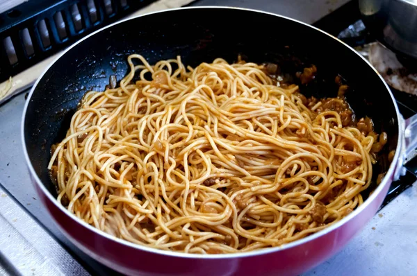 Spaghetti Koken Met Vleessaus Koekenpan Gasfornuis — Stockfoto
