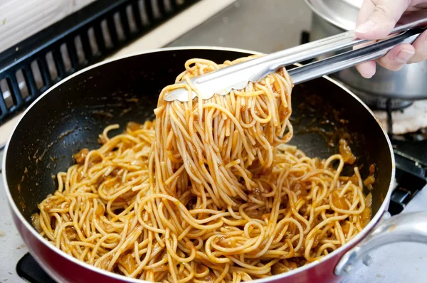 Espaguete Cozinha Com Molho Carne Frigideira Fogão Gás — Fotografia de Stock