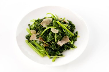 Kızartma Amaranth ve beyaz tabakta domuz eti