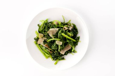 Kızartma Amaranth ve beyaz tabakta domuz eti