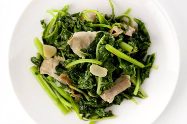 Kızartma Amaranth ve beyaz tabakta domuz eti