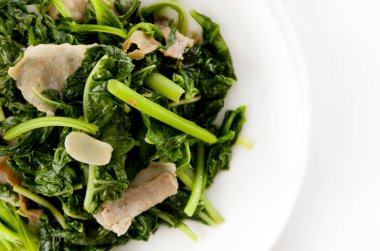 Kızartma Amaranth ve beyaz tabakta domuz eti