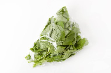 Amaranthus beyaz arkaplanda plastik torba içinde bırakır