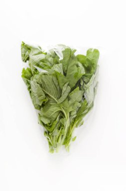 Amaranthus beyaz arkaplanda plastik torba içinde bırakır