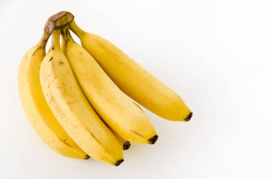 Beyaz arkaplanda izole edilmiş muz sürüsü