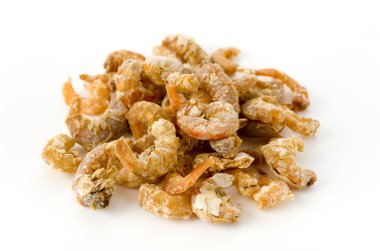 Beyaz arkaplanda kurumuş karides