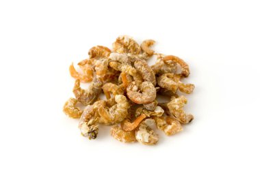 Beyaz arkaplanda kurumuş karides