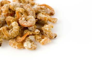 Beyaz arkaplanda kurumuş karides