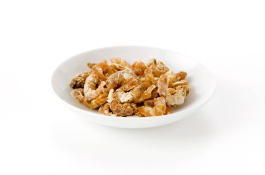 Beyaz arka planda izole edilmiş beyaz kasede kurumuş karides.