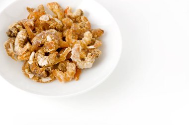 Beyaz arka planda izole edilmiş beyaz kasede kurumuş karides.