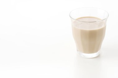 Soğuk sütlü buzlu kahve. Yaz içeceği