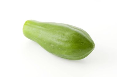 Beyaz arkaplanda yeşil papaya
