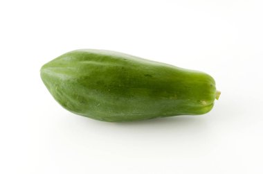 Beyaz arkaplanda yeşil papaya
