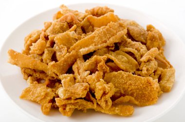 Tabakta kızarmış tavuk derisi var.