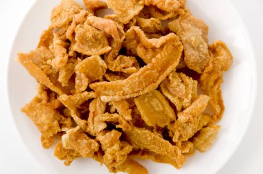 Tabakta kızarmış tavuk derisi var.