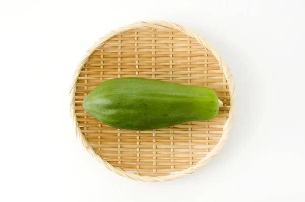 Papaya Verde Sobre Colador Bambú Sobre Fondo Blanco —  Fotos de Stock
