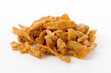 Beyaz arka planda kızarmış tavuk derisi.