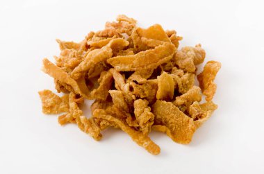 Beyaz arka planda kızarmış tavuk derisi.