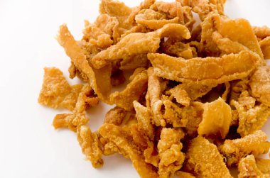 Beyaz arka planda kızarmış tavuk derisi.