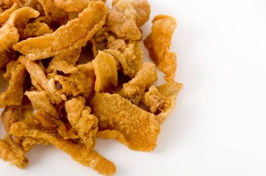 Beyaz arka planda kızarmış tavuk derisi.