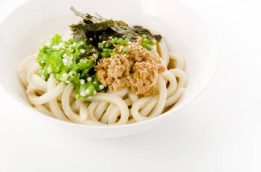 Japon yemeği, Hiyashi udon ile bamya ve Natto mominori.