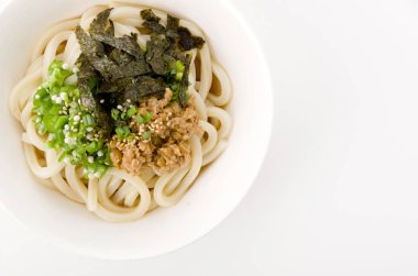 Japon yemeği, Hiyashi udon ile bamya ve Natto mominori.